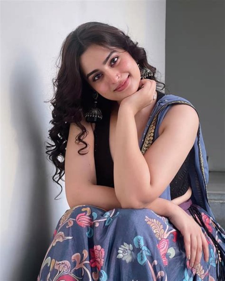 Discoveries In Ayesha Khan's Videoplaybacks